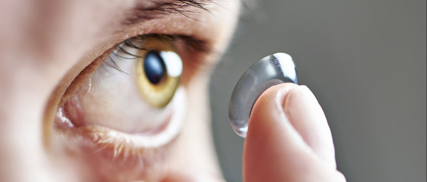 especialistas-alertam-que-dormir-com-lentes-pode-levar-a-cegueira.jpg
